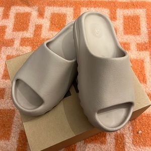 Yeezy Slides Colorway PURE